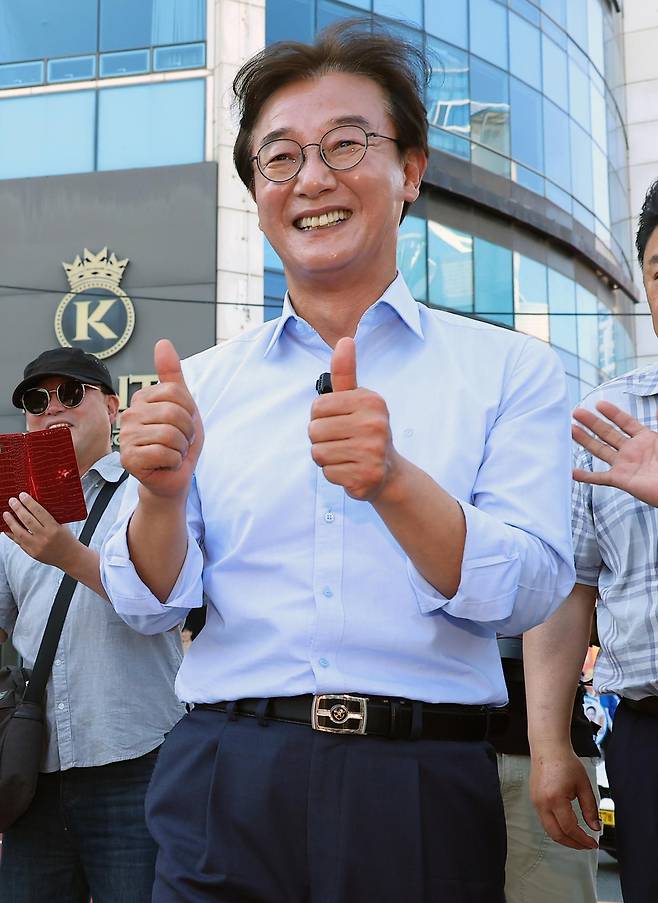 전재수 더불어민주당 후보가 지난달 31일 부산 수영구 광안리해수욕장에서 열린 집중유세에서 지지를 호소하고 있다. 부산=연합뉴스