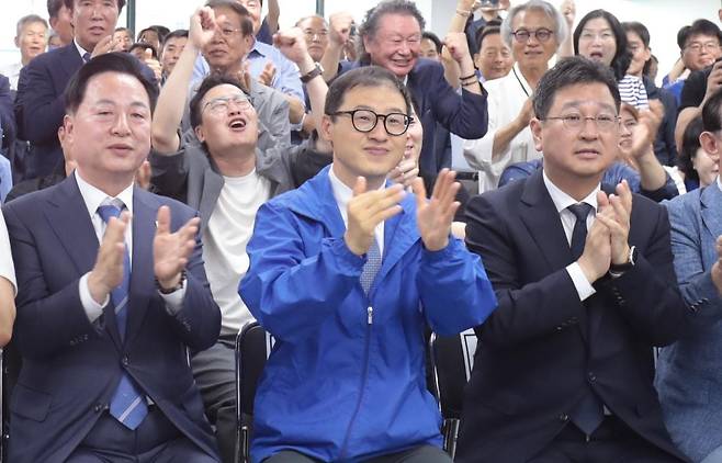 김상욱(가운데) 더불어민주당 울산시장 후보가 3일 울산 남구 선거사무소에서 지지자들과 박수를 치고 있다. 울산=뉴스1