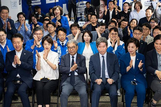 3일 서울 중구 정원오 더불어민주당 서울시장 후보 선거캠프 개표상황실에서 이인영 상임선대위원장 등 캠프 관계자들이 방송사 출구조사 결과를 시청하며 환호하고 있다. 연합뉴스