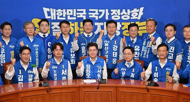 정원오 더불어민주당 서울시장 후보와 25명의 서울 구청장 후보들이 2일 국회에서 열린 합동 기자회견 시작에 앞서 기념촬영을 하고 있다. 민경석 기자