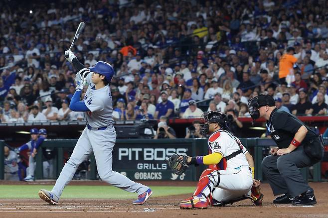 <yonhap photo-5482=""> PHOENIX, ARIZONA - JUNE 02: Shohei Ohtani #17 of the Los Angeles Dodgers hits a triple against the Arizona Diamondbacks during the second inning of the MLB game at Chase Field on June 02, 2026 in Phoenix, Arizona. Christian Petersen/Getty Images/AFP (Photo by Christian Petersen / GETTY IMAGES NORTH AMERICA / Getty Images via AFP)/2026-06-03 15:09:00/ <저작권자 ⓒ 1980~2026 ㈜연합뉴스. 무단 전재 재배포 금지, AI 학습 및 활용 금지></yonhap>