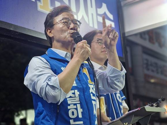 전재수 더불어민주당 부산시장 후보가 2일 오후 부산 북구 덕천역 인근에서 피날레 유세를 열고 지지를 호소하고 있다. [사진=박채오 기자]