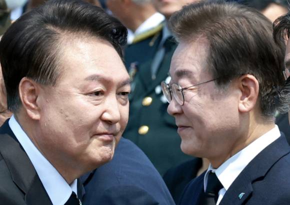 지난 2024년 6월 6일 현충일 추념식에 참석한 당시 윤석열 대통령과 이재명 더불어민주당 대표. [사진=연합뉴스]
