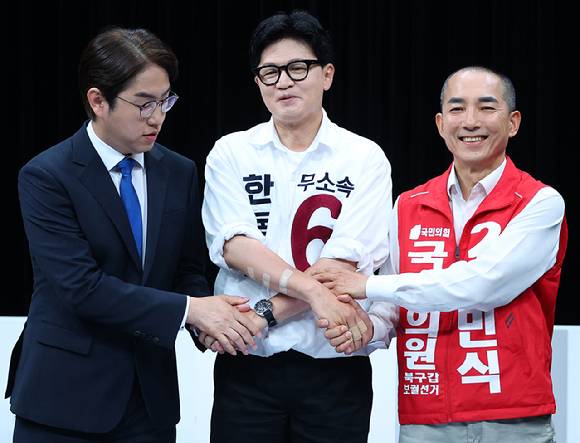28일 오후 부산 동구 부산 MBC에서 열린 북갑 보궐선거 후보자 토론회에서 더불어민주당 하정우(왼쪽부터), 무소속 한동훈, 국민의힘 박민식 후보가 토론에 앞서 손을 맞잡고 있다. 2026.5.28 [사진=연합뉴스]