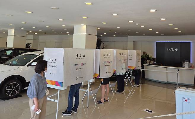 서울 광진구 기아자동차 대공원대리점에 설치된 능동 제3투표소에 유권자들이 투표하러 온 모습. 오삼권 기자