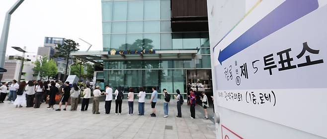 제9회 전국동시지방선거 및 국회의원 재·보궐선거일인 3일 오후 서울 관악구 관악구의회에 마련된 청룡동 제5투표소에서 시민들이 투표를 하기 위해 줄을 서고 있다. 뉴스1