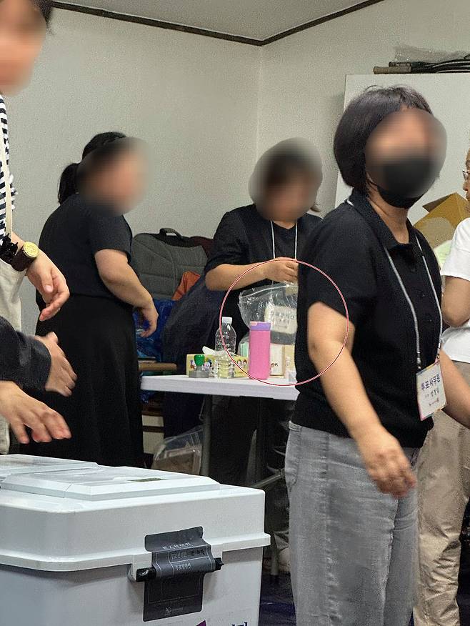 투표용지가 부족해지자 각 지역별 선관위에서 지퍼백에 담긴 투표용지를 투표소로 전달해 투표가 재개됐다. 지퍼백에 담긴 투표용지를 꺼내고 있는 선거 사무원들. 사진 국민의힘 서울시당