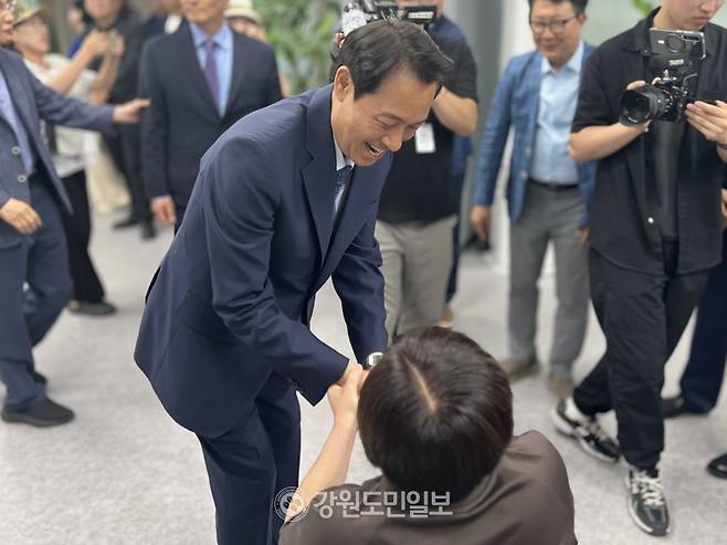 ▲ 더불어민주당 우상호 강원도지사 후보가 3일 개표 상황실이 마련된 춘천 민주당 강원도당에서 지지자 및 당 관계자들과 인사를 나누고 있다. 이세훈 기자