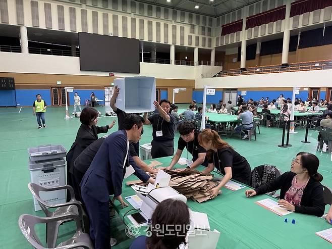 ▲ 제9회 전국동시지방선거 개표가 3일 양구군문화체육회관에 마련된 개표소에서 진행된 가운데 개표사무원들이 투표함을 옮기고 투표지를 분류하며 개표 작업을 하고 있다. 박재혁 기자