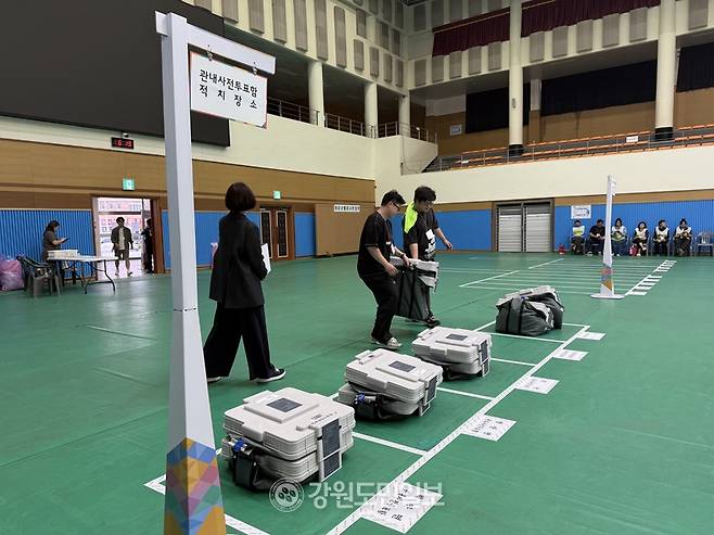 ▲ 제9회 전국동시지방선거 개표가 3일 양구군문화체육회관에 마련된 개표소에서 진행된 가운데 개표사무원들이 투표함을 옮기고 투표지를 분류하며 개표 작업을 하고 있다. 박재혁 기자