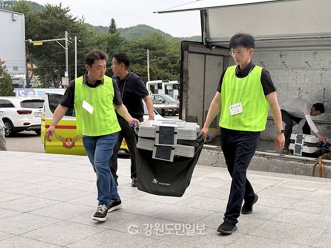 ▲ 제9회 전국동시지방선거 개표가 3일 양구군문화체육회관에 마련된 개표소에서 진행된 가운데 개표사무원들이 투표함을 옮기고 있다. 박재혁 기자