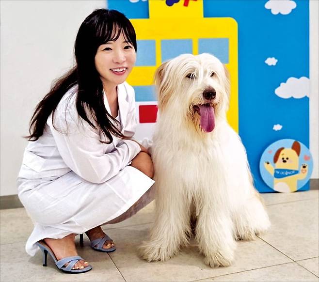 한현정 센터장이 3일 헌혈에 참여한 한 반려견과 기념사진을 찍고 있다. /최진영 기자