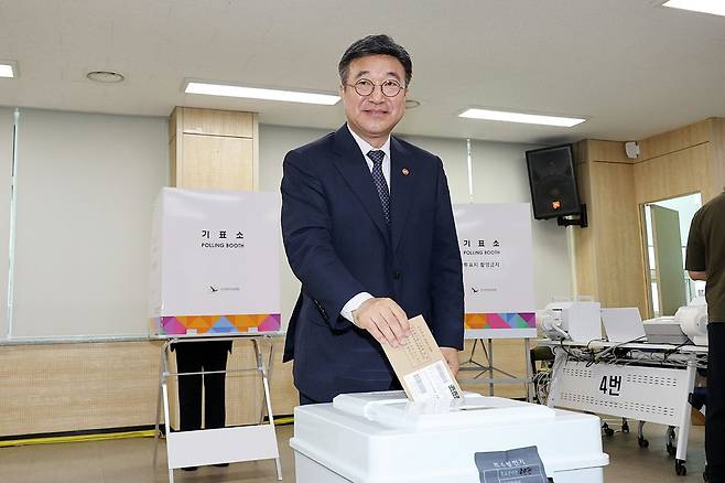 윤호중 행정안전부 장관이 지난달 29일 세종시 조치원읍 행정복지센터에 마련된 제9회 전국동시지방선거 투표소에서 사전투표에 참여하고 있다. 행정안전부 제공