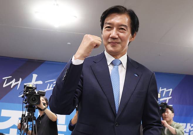 경기 평택을 국회의원 재선거에 출마한 조국혁신당 조국 후보가 3일 경기도 평택시 선거사무소를 찾아 지지자들에게 인사하고 있다. 연합뉴스