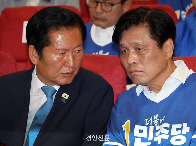 정청래 더불어민주당 총괄상임선거대책위원장(왼쪽)과 조승래 사무총장이 3일 국회 의원회관에 마련한 제9회 전국동시지방선거·국회의원 재보궐선거 개표상황실에서 대화하고 있다. 박민규 선임기자