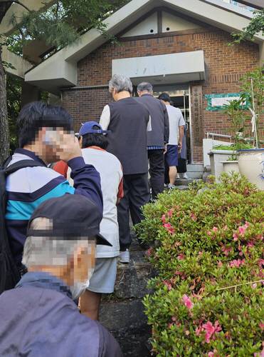 2일 부산 해운대구 우2동 동부올림픽타운 경로당에 마련된 투표소에 시민들이 줄을 서 있다. 연합뉴스