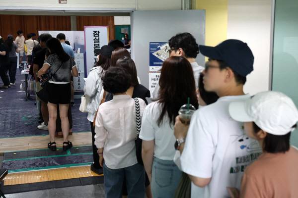 제9회 전국동시지방선거일인 3일 잠실본동 제4,5,6투표소가 설치된 서울 잠전초등학교 체육관에서 유권자들이 투표를 하기 위해 줄을 서 있다. 연합뉴스