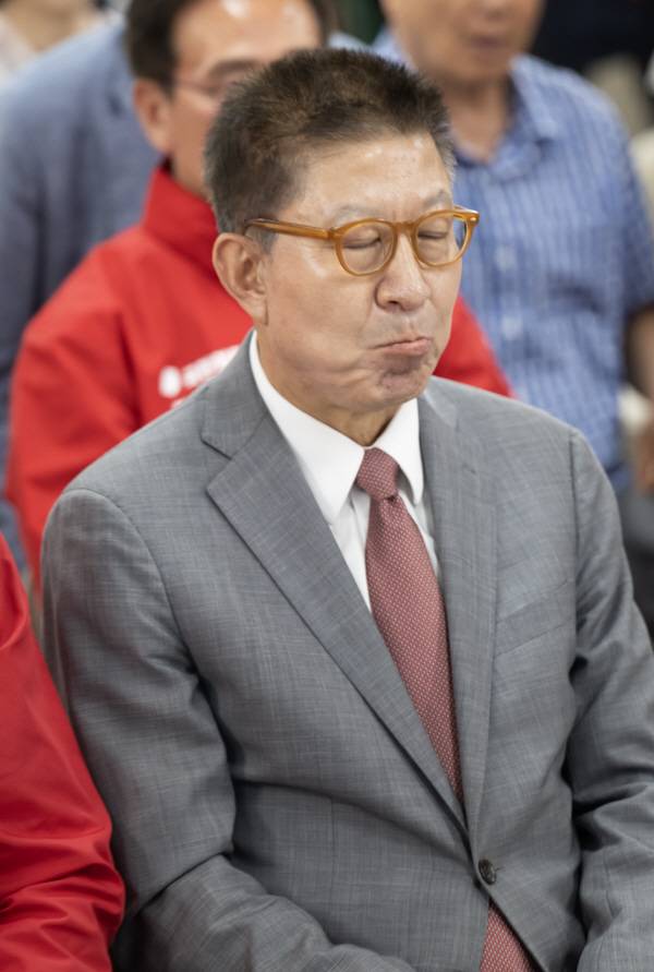 3일 국민의힘 박형준 부산시장 후보가 지상파 3사 공동출구조사를 지켜보고 있다. 전민철 기자