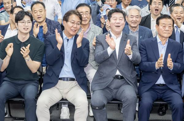 더불어민주당 박재호 총괄선대본부장과 변성완 상임선대위원장을 비롯한 부산선거대책위원회가 3일 부산 부산진구 전재수 후보 선거사무소에 마련한 제9회 전국동시지방선거·국회의원 재보궐선거 개표상황실에서 출구조사 결과를 보며 환호하고 있다. 이원준 기자