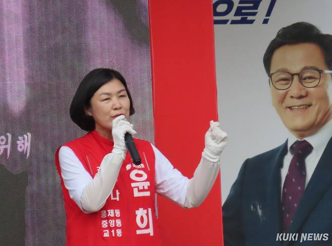 국민의힘 김홍규 강릉시장 후보는 2일 오후 5시 30분 옥천동 홈플러스 오거리 회전교차로에서 국민의힘 소속 강릉지역 시·도의원 후보, 선거운동원·지지자·시민 등 이 참여한 가운데 ‘거리인사’로 지지를 호소하며 공식 선거운동의 유세를 마무리하고 있다. 전인수 기자