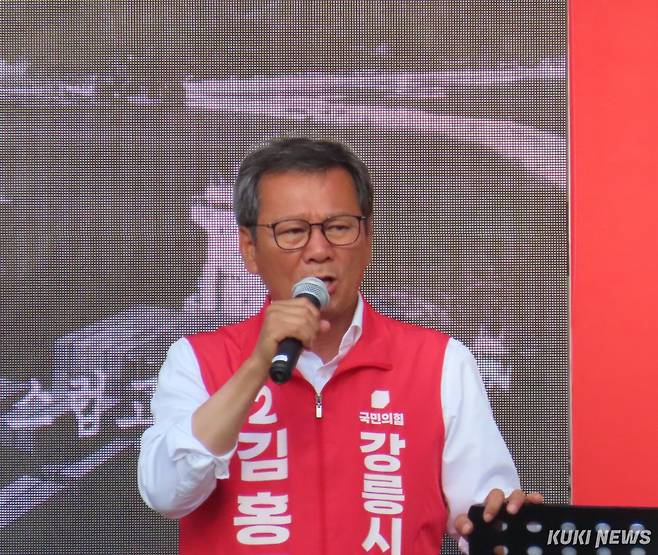 국민의힘 김홍규 강릉시장 후보는 2일 오후 5시 30분 옥천동 홈플러스 오거리 회전교차로에서 국민의힘 소속 강릉지역 시·도의원 후보, 선거운동원·지지자·시민 등 이 참여한 가운데 ‘거리인사’로 지지를 호소하며 공식 선거운동의 유세를 마무리하고 있다. 전인수 기자