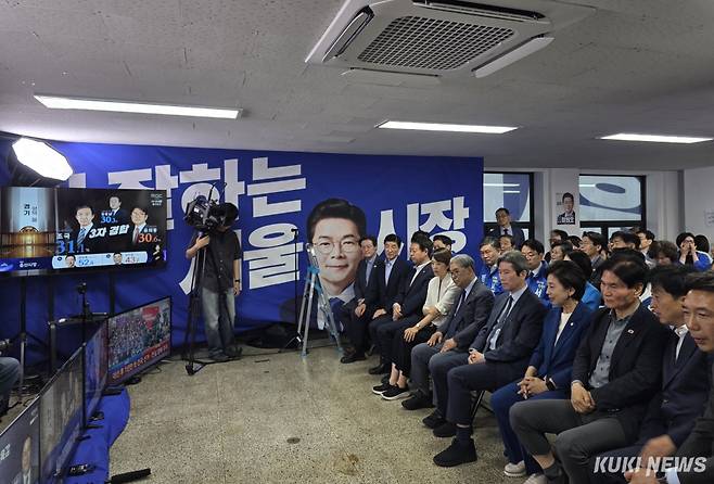 정원오 더불어민주당 서울시장 후보 선거캠프 관계자와 민주당 의원들이 3일 오후 출구조사에서 평택을 지역구 접전 결과가 나오자 침묵하고 있다. 김미경 기자