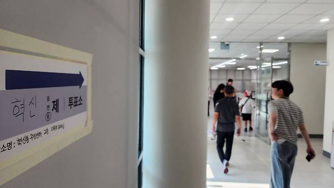 제9회 전국동시지방선거 본투표일인 3일 오전 전북 전주시 혁신동 주민센터 2층 다목적회의실에 마련된 혁신동 제1투표소에서 유권자들이 투표를 위해 입장하고 있다. 최창환 기자
