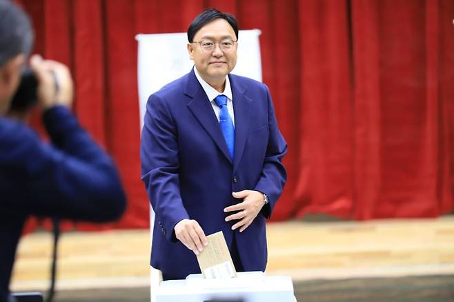 조상호 더불어민주당 세종시장 후보가 지난 29일 세종시 나성동 복합커뮤니티 사전투표소에서 사전투표를 하고 있다. 조상호 후보 캠프 제공