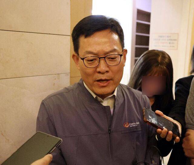 손재일 한화에어로스페이스 대표가 3일 대전 유성구 한 병원에서 대전사업장 폭발 사고 유가족을 만나 사죄한 뒤 기자들 질문에 답하고 있다. 손 대표는 “유가족의 슬픔을 조금이라도 덜어드리도록 최선을 다하겠다”고 말했다. 연합뉴스