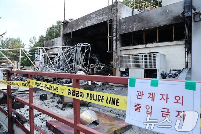 지난 1일 폭발 사고가 발생한 대전 유성구 한화에어로스페이스 대전사업장이 통제되고 있다. [뉴스1]