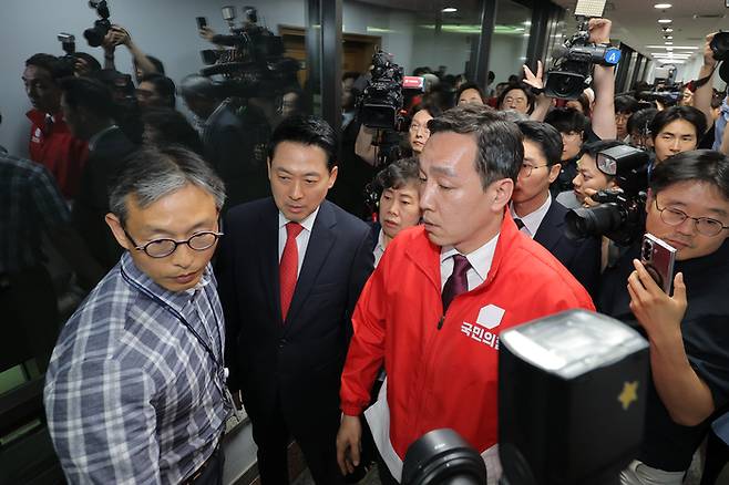 장동혁 국민의힘 상임선거대책위원장이 6·3 지방선거 본투표일인 3일 투표용지 부족 사태와 관련해 경기 과천 중앙선거관리위원회에서 노태악 위원장과의 면담을 요청하며 위원장실로 향하고 있다. [연합뉴스]