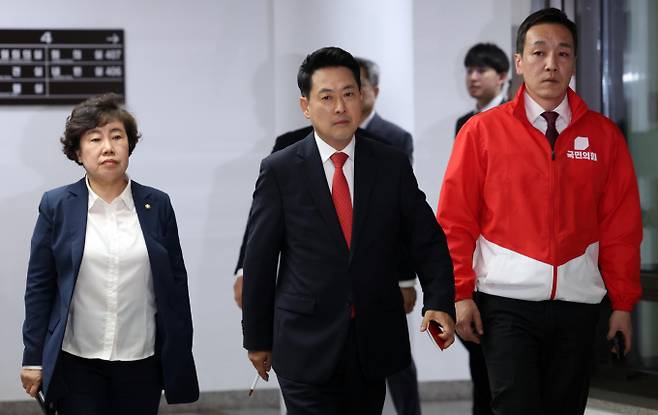 장동혁 국민의힘 대표가 6·3 지방선거 일부 투표소에서 발생한 투표용지 부족 사태와 관련해 중앙선거관리위원회에 항의했다. 사진은 장동혁 국민의힘 상임선거대책위원장이 3일 오후 경기 과천시 중앙선거관리위원회에 방문해 노태악 선관위원장을 만나기 위해 이동하는 모습. /사진=뉴시스