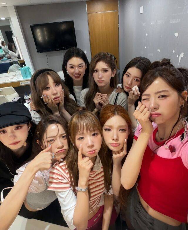 그룹 아이오아이 멤버들이 '갑자기' 음악 방송 활동 종료에 대한 아쉬움을 표현하고 있다. / 전소미 소셜미디어