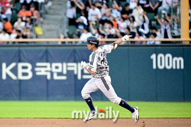 2026년 6월 2일 오후 서울 잠실구장에서 열린 '2026 신한 SOL KBO리그' 한화 이글스와 두산 베어스의 경기. 두산 정수빈이 3회말 2사 후 솔로 홈런을 친 뒤 기뻐하고 있다./잠실 = 유진형 기자