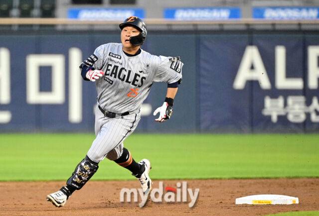 2026년 6월 2일 오후 서울 잠실구장에서 열린 '2026 신한 SOL KBO리그' 한화 이글스와 두산 베어스의 경기. 한화 김태연이 5회초 2사 후 3루타를 친 뒤 전력 질주하고 있다./마이데일리