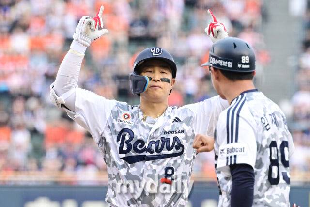 3일 오후 서울 잠실야구장에서 진행된 '2026 신한 SOL KBO 리그' 한화 이글스- 두산 베어스의 경기. 두산 손아섭이 5회말 2사 2루에서 동점 적시타를 때린 뒤 기뻐하고 있다./잠실 = 곽경훈 기자