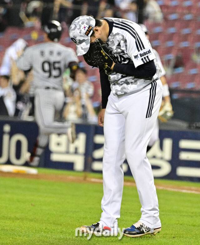 2026년 6월 2일 오후 서울 잠실구장에서 열린 '2026 신한 SOL KBO리그' 한화 이글스와 두산 베어스의 경기. 두산 이영하가 5-3으로 승리한 뒤 자신에게 화를 내고 있다./마이데일리