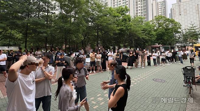 3일 오후 6시15분께 서울 송파구 잠실2동 제6투표소. 공식 투표 시간이 지났지만, 투표용지 부족으로 투표를 마치지 못한 유권자들이 투표 재개를 기다리고 있다. 윤승현 수습기자