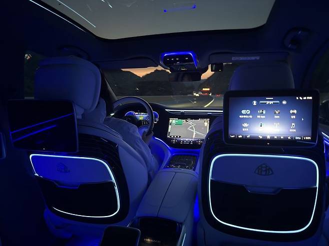 [서울=뉴시스] 김민성 기자 = 메르세데스-마이바흐 EQS680 SUV 뒷좌석에서 바라본 차내 모습. kms@newsis.com. *재판매 및 DB 금지