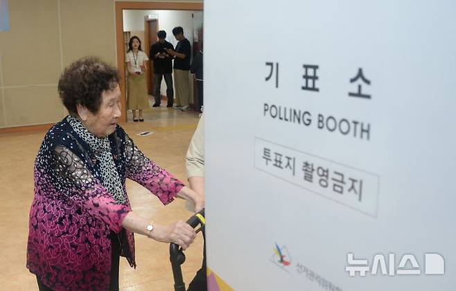 [전주=뉴시스] 김얼 기자 = 제9회 전국동시지방선거일인 3일 전북 전주시 완산구 삼천동 삼천3동 주민센터에 마련된 삼천3동 제1투표소에서 전주시 최고령자 유권자인 김계순(1920년생) 할머니가 투표를 하기 위해 기표소로 들어서고 있다. 2026.06.03. pmkeul@newsis.com