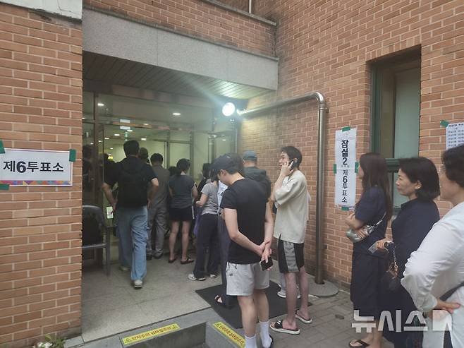 [서울=뉴시스] 조수원 기자=제9회 전국동시지방선거일인 3일 서울 송파구 잠실2동 제6표소에서 투표용지 부족으로 유권자들이 길게 줄지어 서 있다. 2026.06.03.tide1@newsis.com