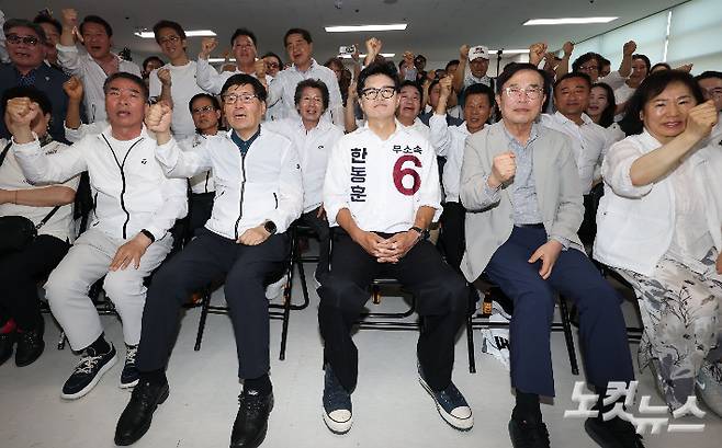 부산 북갑 국회의원 보궐선거 무소속 한동훈 후보가 3일 부산 북구 선거사무소에서 방송사 출구조사 결과를 지켜보고 있다. 류영주 기자