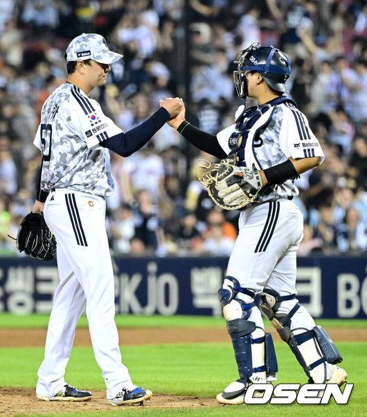 [OSEN=잠실, 최규한 기자] 2일 서울 잠실야구장에서 ‘2026 신한 SOL Bank KBO리그’ 두산 베어스와 한화 이글스의 경기가 열렸다.이날 경기는 홈팀 두산이 5-3으로&nbsp;승리했다. 6위 두산은 3연전 기선제압과 함께 한화전 3연패에서 탈출, 5위 한화와 격차를 1.5경기 차로 좁혔다. 시즌 26승 1무 28패. 반면 4연승 상승세가 끊긴 한화는 27승 26패가 됐다.&nbsp;경기를 마무리지은 두산 투수 이영하와 포수 윤준호가 인사를 나누고 있다.&nbsp; 2026.06.02 / dreamer@osen.co.kr