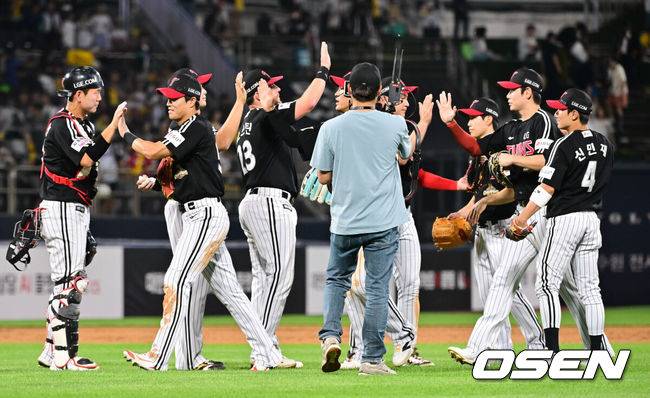 [OSEN=수원, 박준형 기자] 프로야구 LG 트윈스가 1~2위 빅매치에서 KT 위즈를 꺾고 1위 자리를 지켰다.&nbsp;LG는 2일 수원&nbsp;KT위즈파크에서 열린&nbsp;2026 KBO리그 KT와 경기에서 홈런 4방을 포함해 17안타를 폭발시키며 10-1로 승리했다.&nbsp;1위 LG는 4연승을 달리며 34승 20패가 됐고,&nbsp;2위 KT는 32승 1무 21패가 되면서&nbsp;1.5경기 차이로 멀어졌다.경기종료 후 LG 선수들이 승리의 기쁨을 나누고 있다.   2026.06.02 / soul1014@osen.co.kr