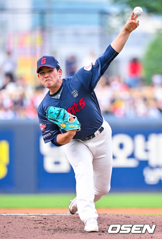 [OSEN=광주, 민경훈 기자] 3일 광주-기아 챔피언스필드에서 2026 신한 SOL KBO 리그 KIA 타이거즈와 롯데 자이언츠의 경기가 열렸다.이날 KIA는 황동하, 롯데는 김진욱을 선발로 내세웠다.롯데 선발 김진욱이 마운드 위에서 힘차게 공을 뿌리고 있다. 2026.06.03 / rumi@osen.co.kr