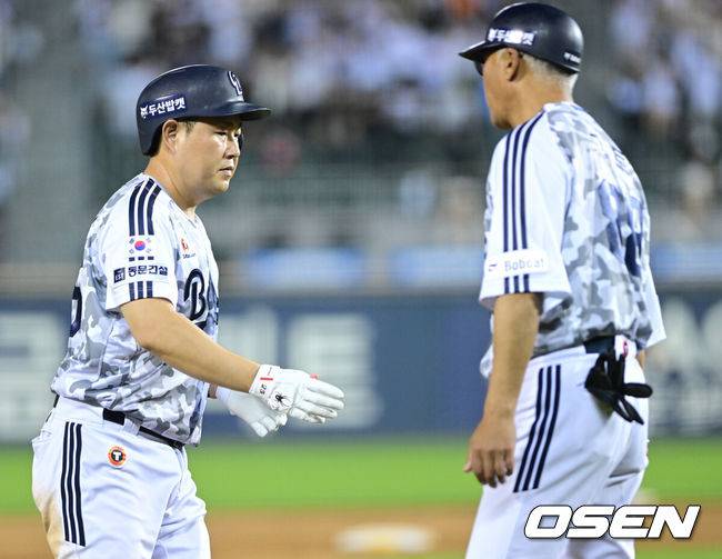 [OSEN=잠실, 최규한 기자] 3일 서울 잠실야구장에서 ‘2026 신한 SOL Bank KBO리그’ 두산 베어스와 한화 이글스의 경기가 열렸다.홈팀 두산은 박신지, 방문팀 한화는 왕옌청을 선발로 내세웠다.연장 11회말 무사 선두타자로 나선 두산 양의지가 추격의 좌월 솔로포를 날리고 그라운드를 돌고 있다. 2026.06.03 / dreamer@osen.co.kr