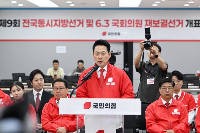 ▲국민의힘 장동혁 상임선거대책위원장이 3일 여의도 중앙당사 개표상황실에서 투표용지 부족 사태와 관련한 긴급 브리핑을 하고 있다. ⓒ연합뉴스