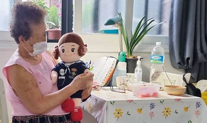 돌봄이 필요한 한 노인이 자택에서 인공지능(AI) 돌봄 로봇 효돌이를 안고 있다. 종로구 제공