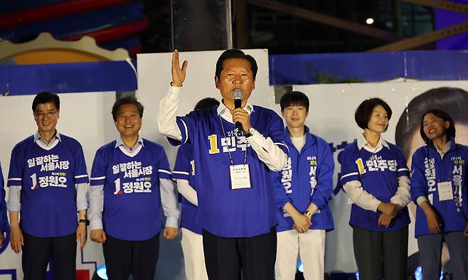 더불어민주당 정청래 대표가 2일 서울 중구 청계광장에서 열린 정원오 더불어민주당 서울시장 후보의 마지막 집중유세에서 지지호소를 하고 있다. 뉴시스