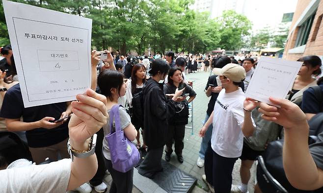 투표지 대신 대기번호표 든 유권자들 제9회 6·3 지방선거 및 국회의원 재보궐선거일인 3일 서울 송파구 잠실2동 6투표소에서 유권자들이 투표 마감시간인 오후 6시를 넘겨서까지 대기번호표를 든 채 투표 재개를 기다리고 있다. 이날 서울 송파·강남·광진·동작구 등 서울 시내 10곳 이상의 투표소에서는 투표용지 부족으로 투표가 중단되는 초유의 사태가 벌어졌다.연합뉴스
